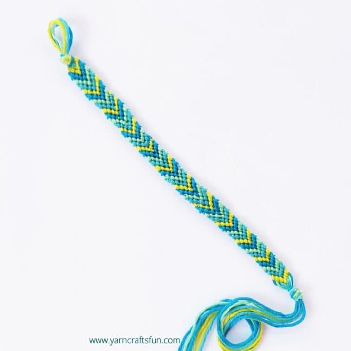 Easy Chevron Friendship Bracelet Pattern - yarncraftsfun.com
